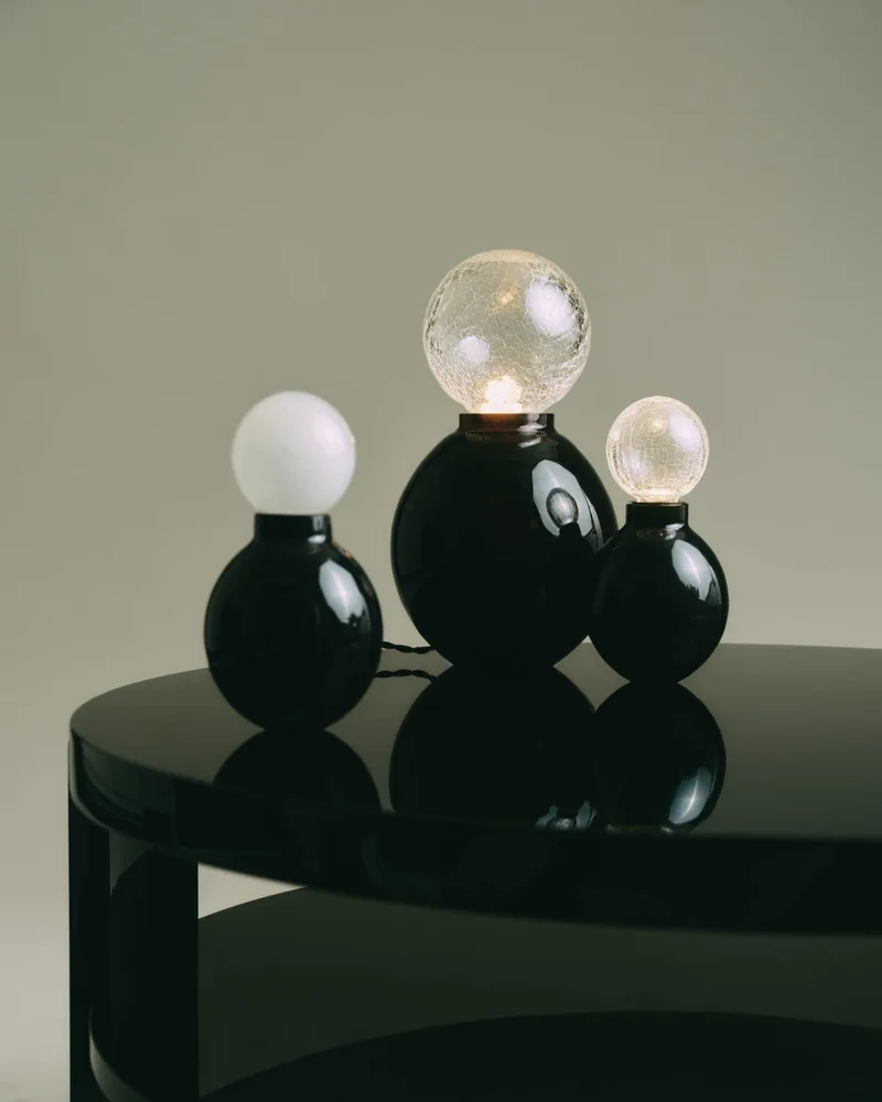 PERSON LAMP LARGE von LOUISE ROE in Milky Glass – Ambientefoto