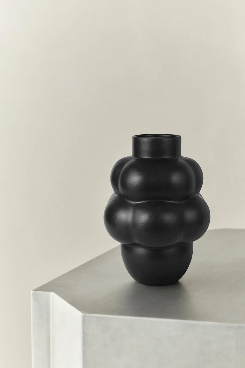 BALLOON VASE 04 CERAMIC INK BLACK von LOUISE ROE – Ambientefoto