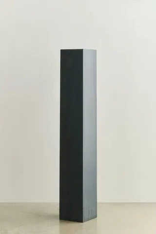 PEDESTAL 02 TALL NARROW van LOUISE ROE – sfeerfoto 2 van 2