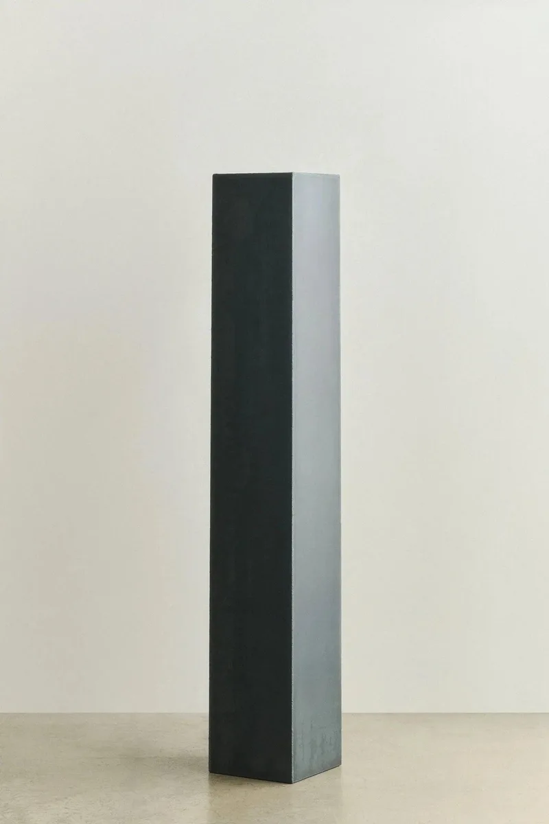PEDESTAL 02 TALL NARROW van LOUISE ROE – sfeerfoto 2 van 2