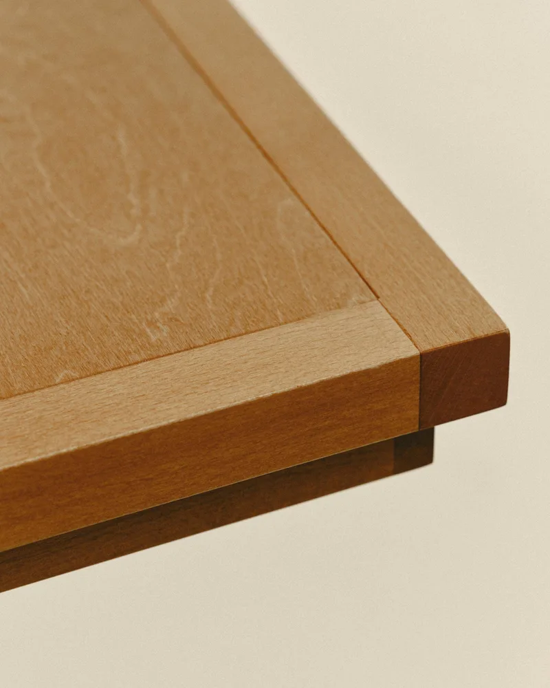 FRANKIE TABLE von LOUISE ROE in Ash Wood Golden Brown – Ambientefoto