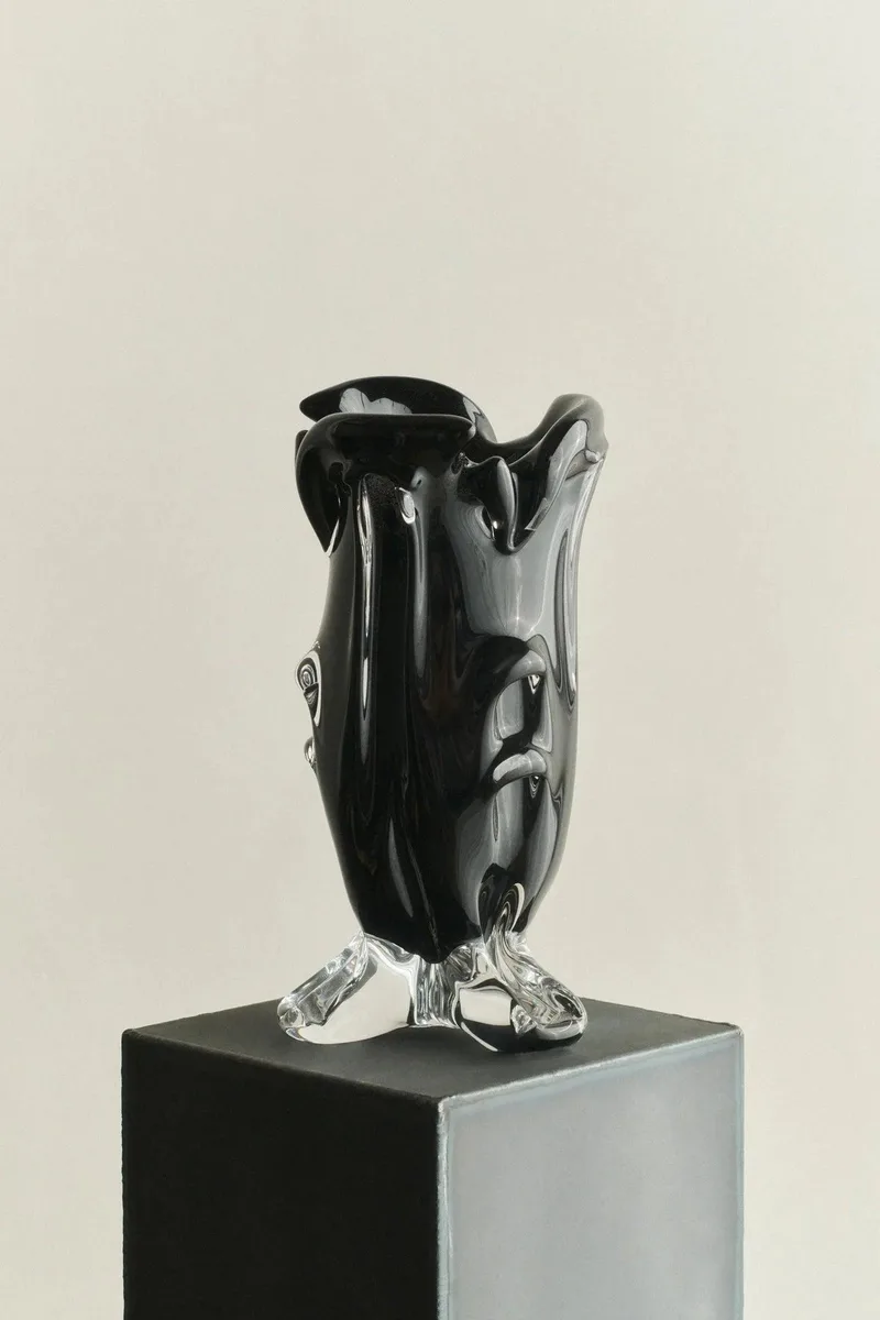 S.R. VINTAGE DRAPE GLASS VASE van LOUISE ROE in Black W. Deco – productfoto
