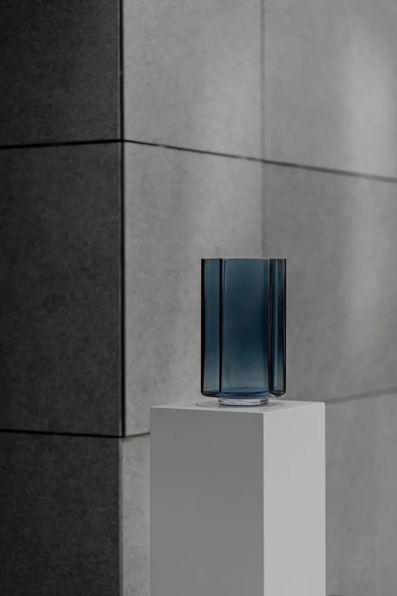 FUNKI VASE ASYMMETRIC GLASS von LOUISE ROE in Blue – Ambientefoto