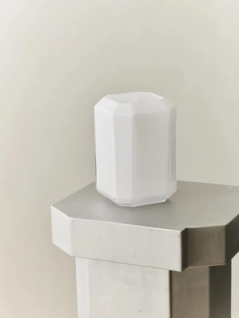 JEWEL VASE GIANT von LOUISE ROE in Opal White – Produktfoto
