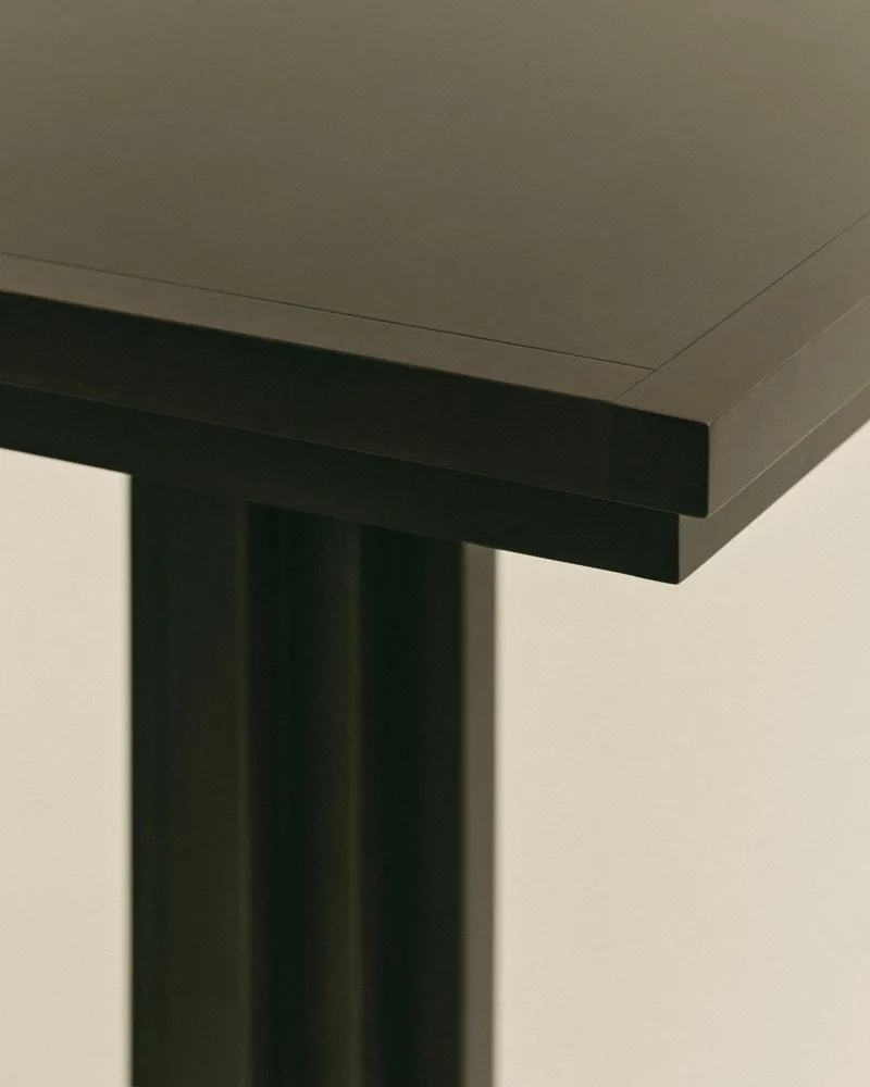 FRANKIE TABLE de LOUISE ROE en Ash Wood Dark Brown – photo d’ambiance