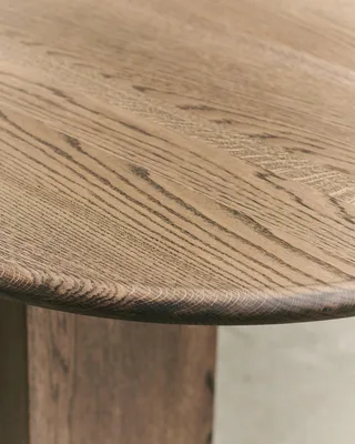 PILLABOUT TABLE 04 de LOUISE ROE en Smoked Oak – photo d’ambiance 6 sur 6