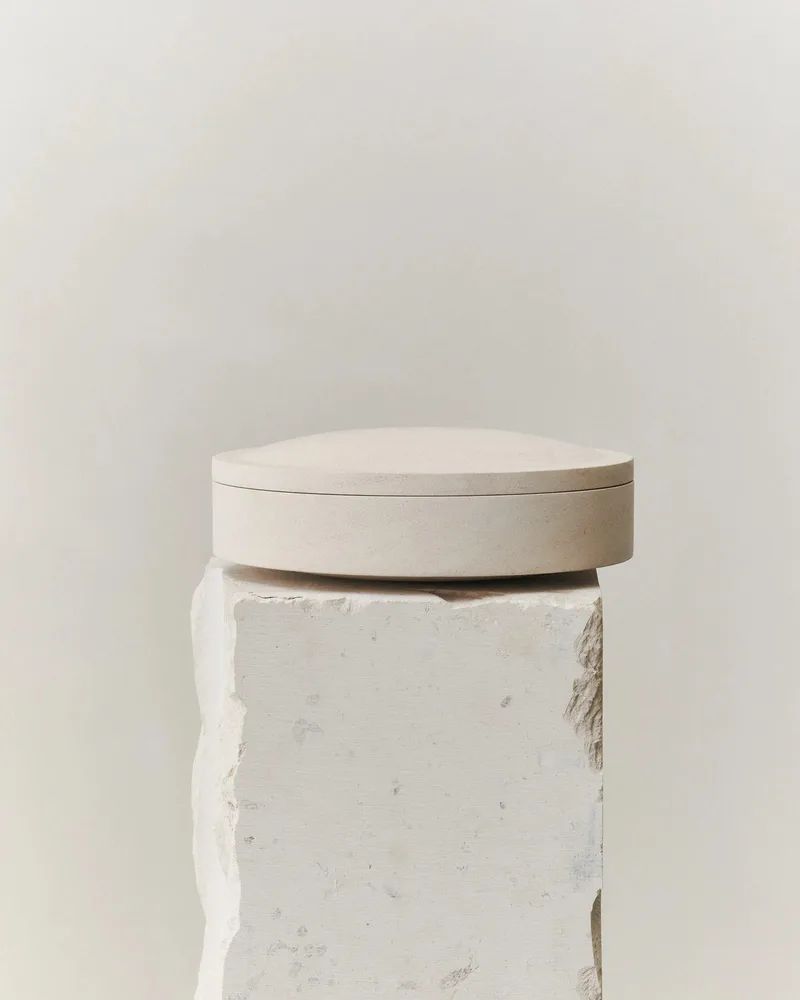 GALLERY OBJECT JAR 05 de LOUISE ROE en Limestone – photo du produit