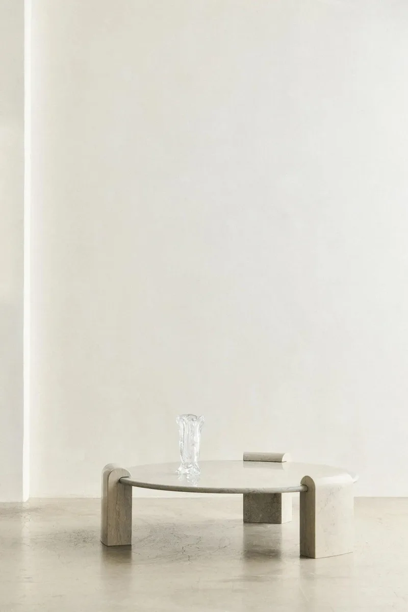 STONE COLUMN LOUNGE TABLE - ATAIJA AZUL LIMESTONE von LOUISE ROE in Ataija Azul – Ambientefoto