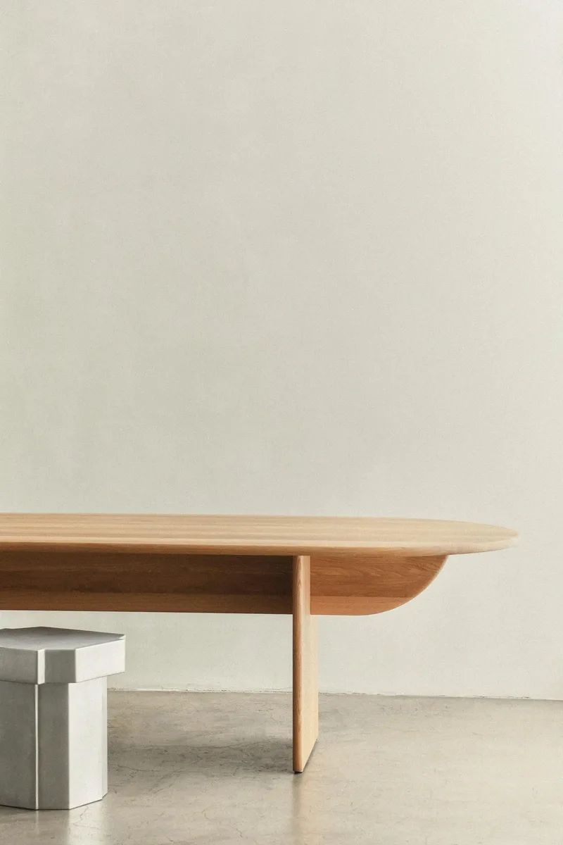 PILLABOUT TABLE 03 von LOUISE ROE in Natural Oak – Ambientefoto 7 von 7