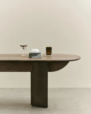 PILLABOUT TABLE 03 de LOUISE ROE en Smoked Oak – photo d’ambiance 7 sur 7
