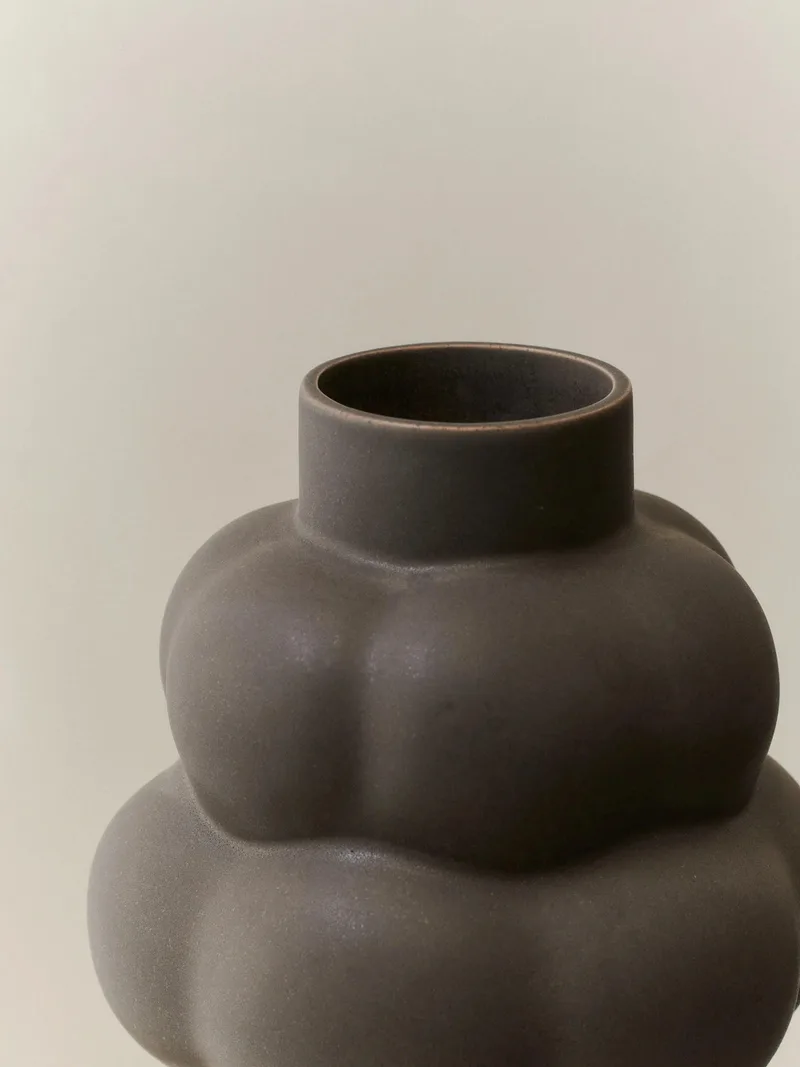 BALLOON VASE 04 GRANDE CERAMIC by LOUISE ROE in Mud Brown – interior photo