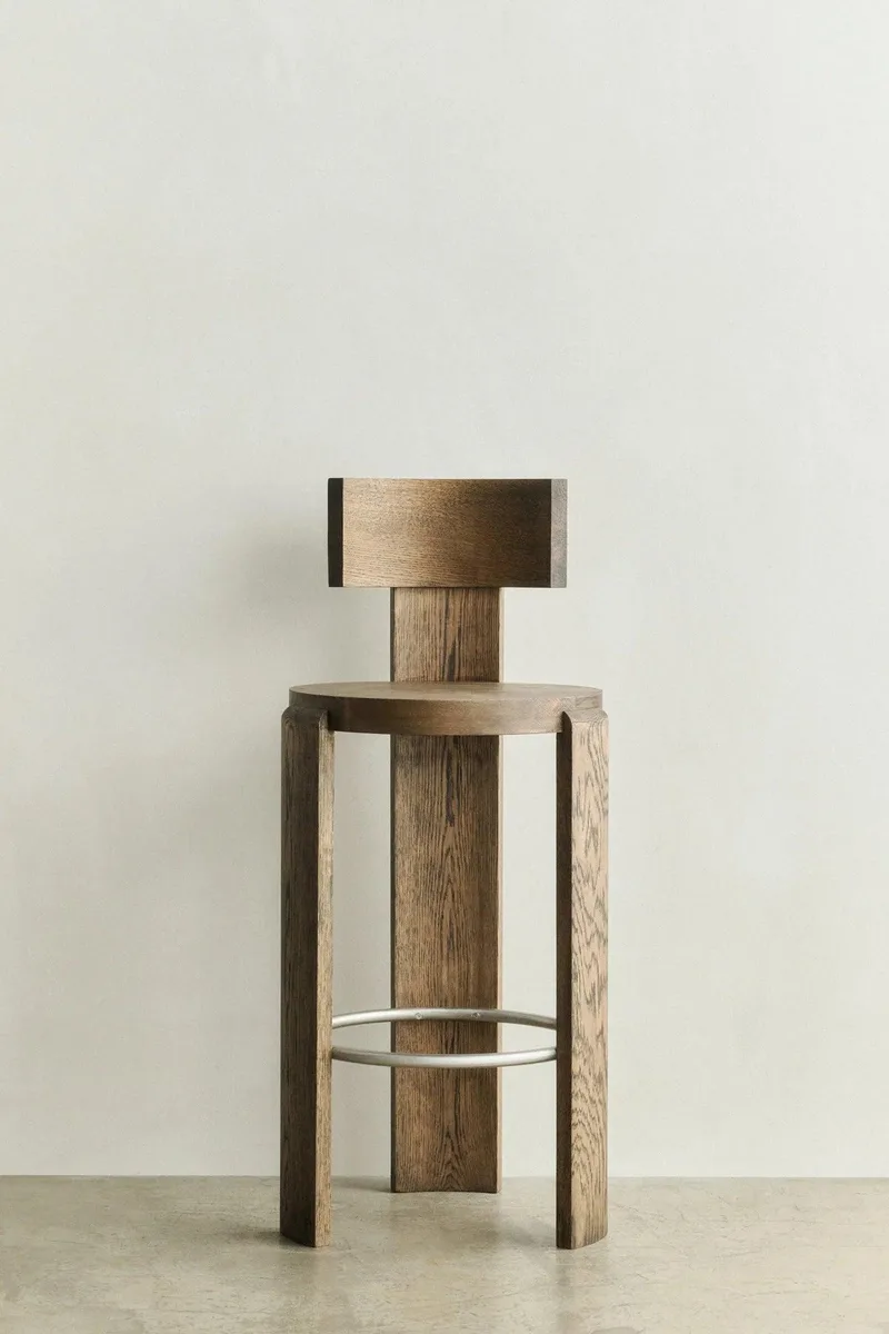 SPINA BAR CHAIR van LOUISE ROE in Smoked Oak – sfeerfoto