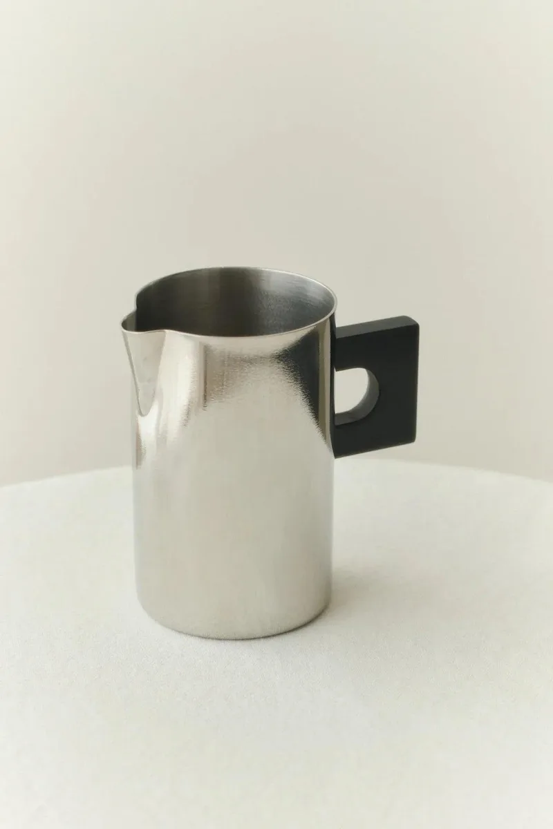 S.R. METAL PITCHER de LOUISE ROE – photo du produit