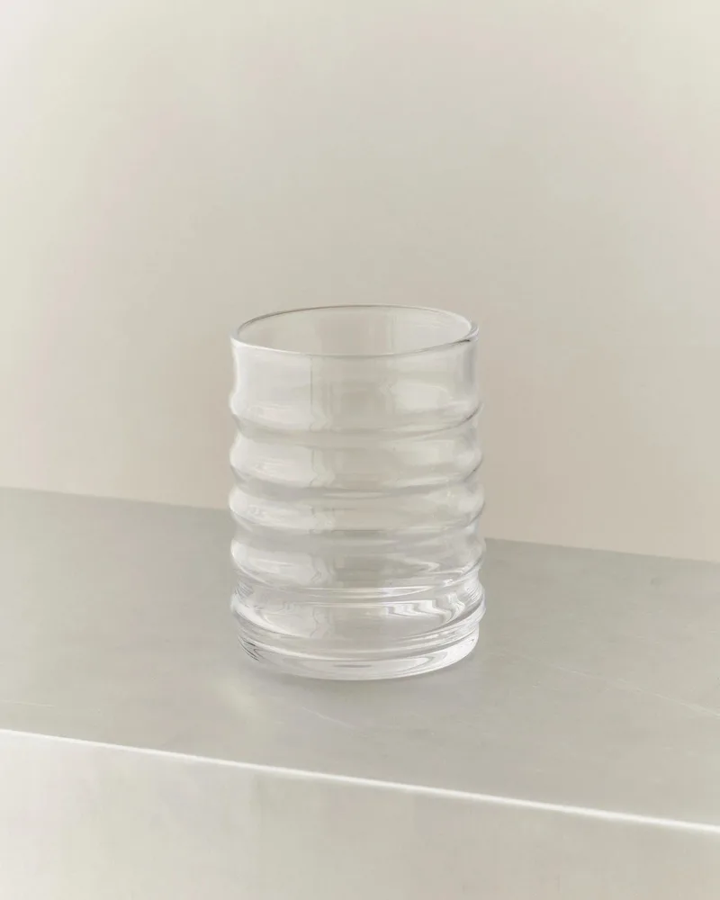 WILMA VASE von LOUISE ROE in Clear – Ambientefoto