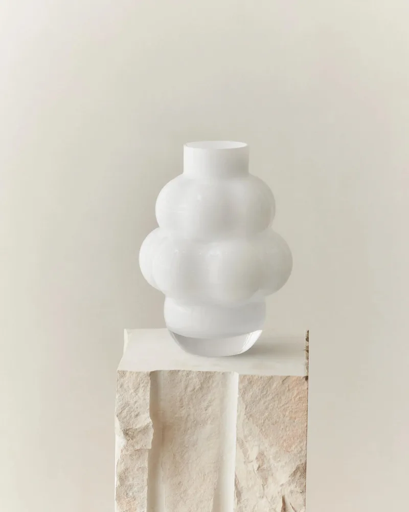 BALLOON VASE 04 GLASS von LOUISE ROE in Opal White – Produktfoto