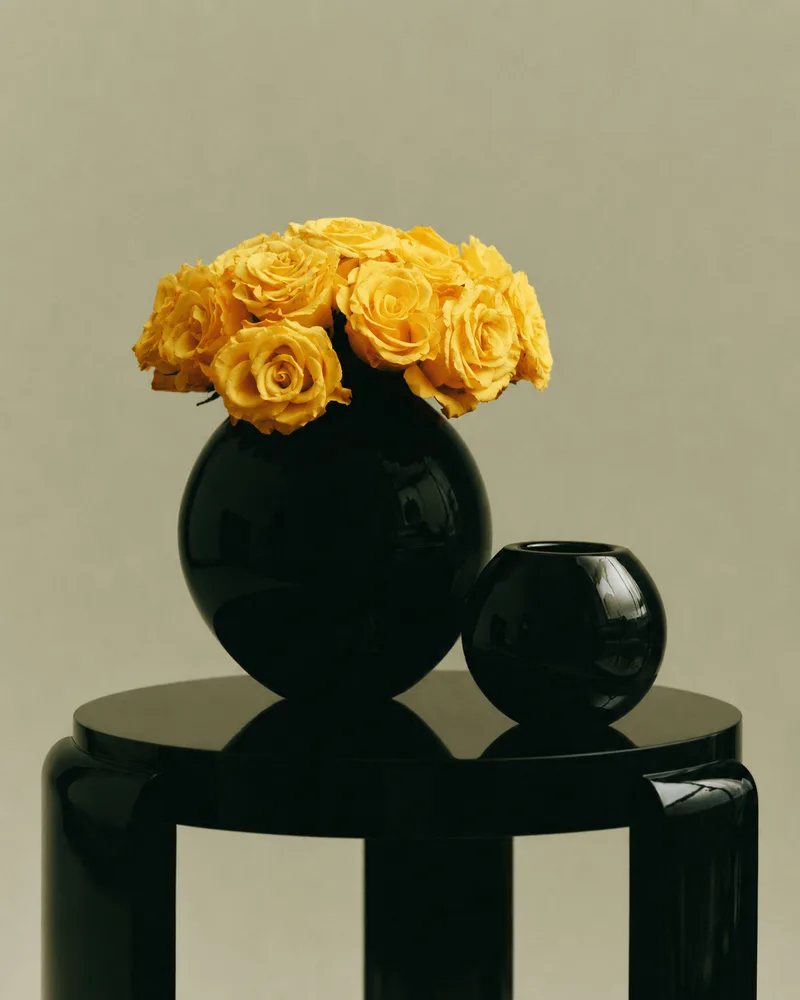 S.R. VINTAGE PETIT VASE GLASS van LOUISE ROE in Black Glass – productfoto
