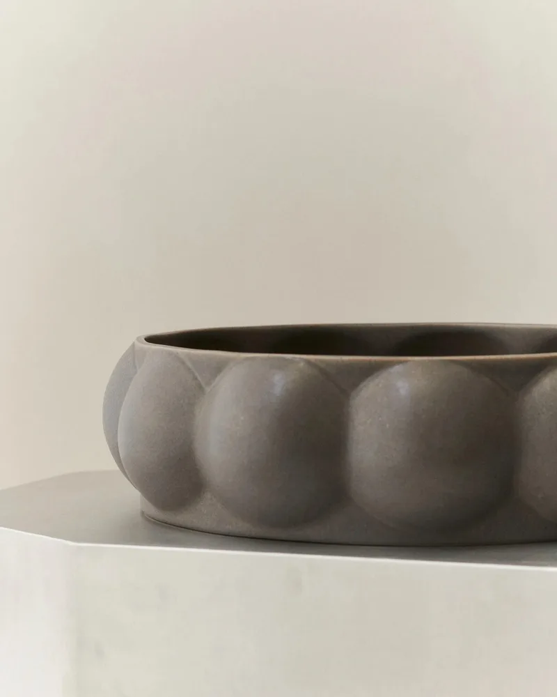 BALLOON TRAY 07 CERAMIC by LOUISE ROE in Mud Brown – product photo