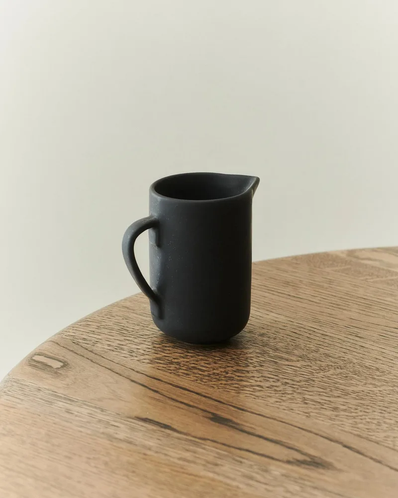 PISU 14 PITCHER de LOUISE ROE en Ink Black – photo d’ambiance