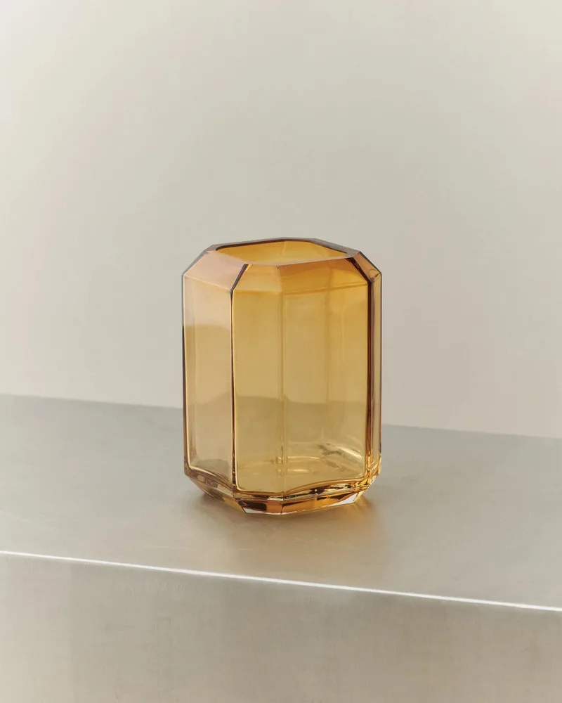 JEWEL VASE MEDIUM de LOUISE ROE en Amber – photo d’ambiance