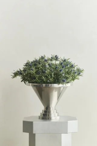 METAL CHAMPAGNE BOWL 01 de LOUISE ROE – photo d’ambiance 2 sur 2