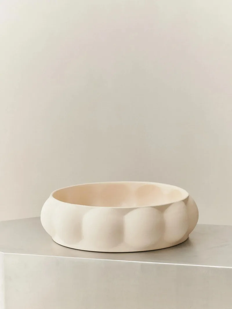 BALLOON TRAY 07 CERAMIC by LOUISE ROE in Raw White – interior photo