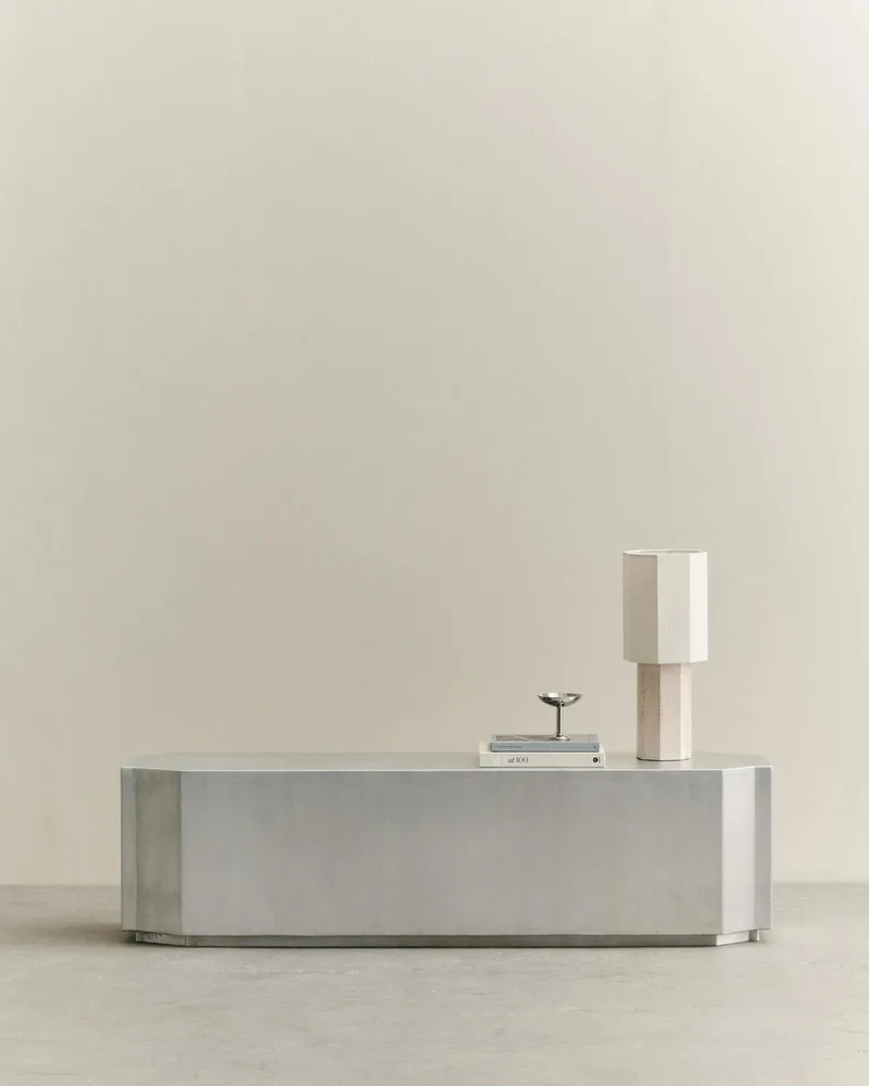 FUNKI BENCH von LOUISE ROE in Brushed Alu – Ambientefoto
