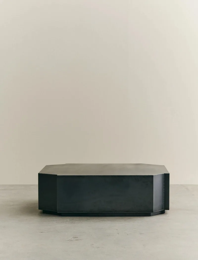 FUNKI LOUNGE TABLE SQUARE van LOUISE ROE in Raw Iron – sfeerfoto