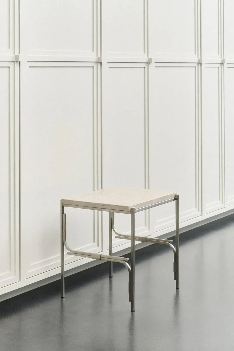 AXIS DISPLAY UNIT - ATAIJA AZUL LIMESTONE van LOUISE ROE in Unit 01: Single – sfeerfoto