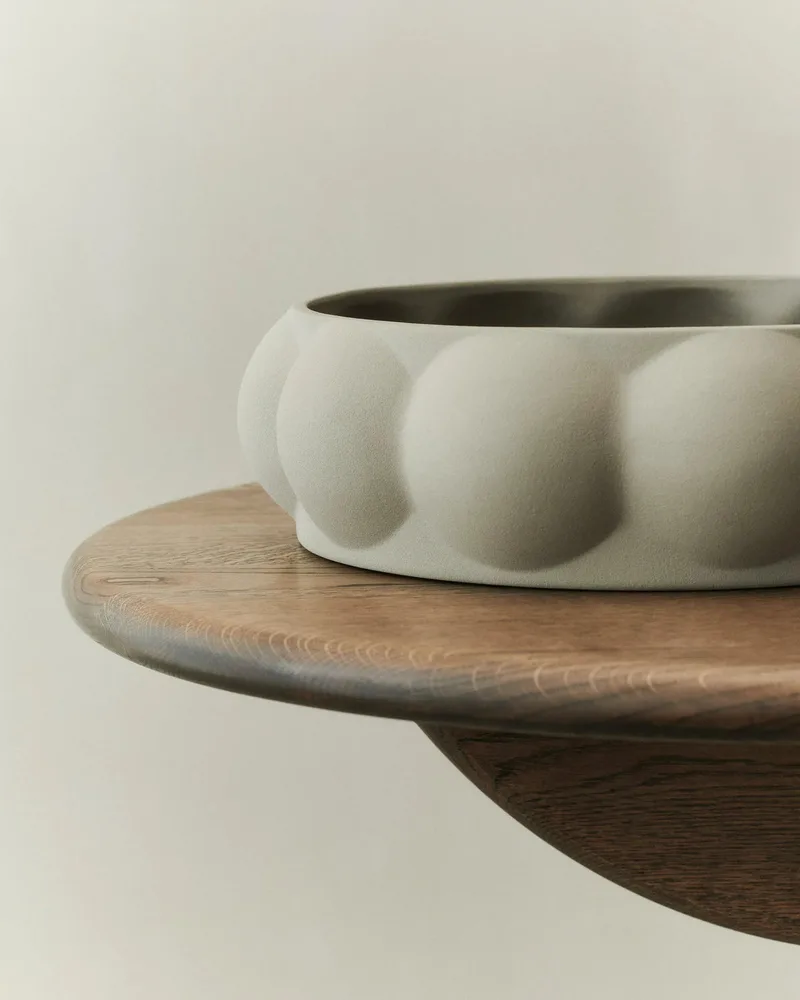 BALLOON TRAY 07 CERAMIC SANDED GREY van LOUISE ROE – sfeerfoto