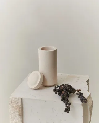 GALLERY OBJECT JAR 02 de LOUISE ROE en Limestone – photo du produit 2 sur 2