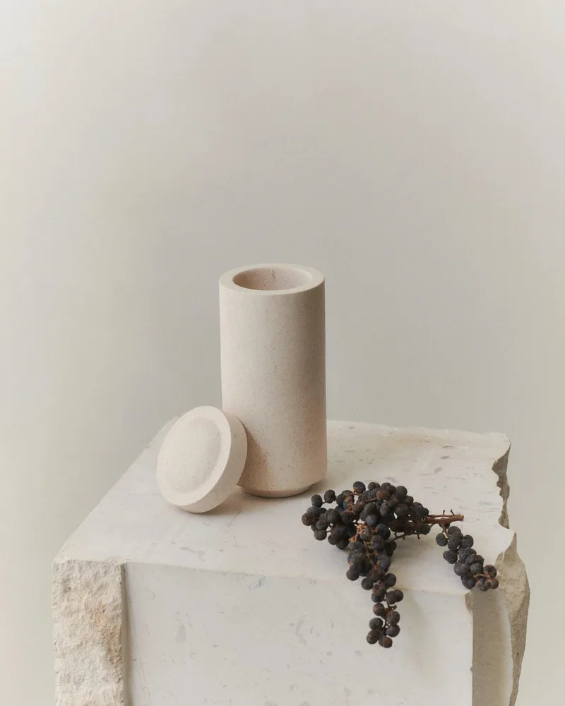 GALLERY OBJECT JAR 02 de LOUISE ROE en Limestone – photo du produit 2 sur 2