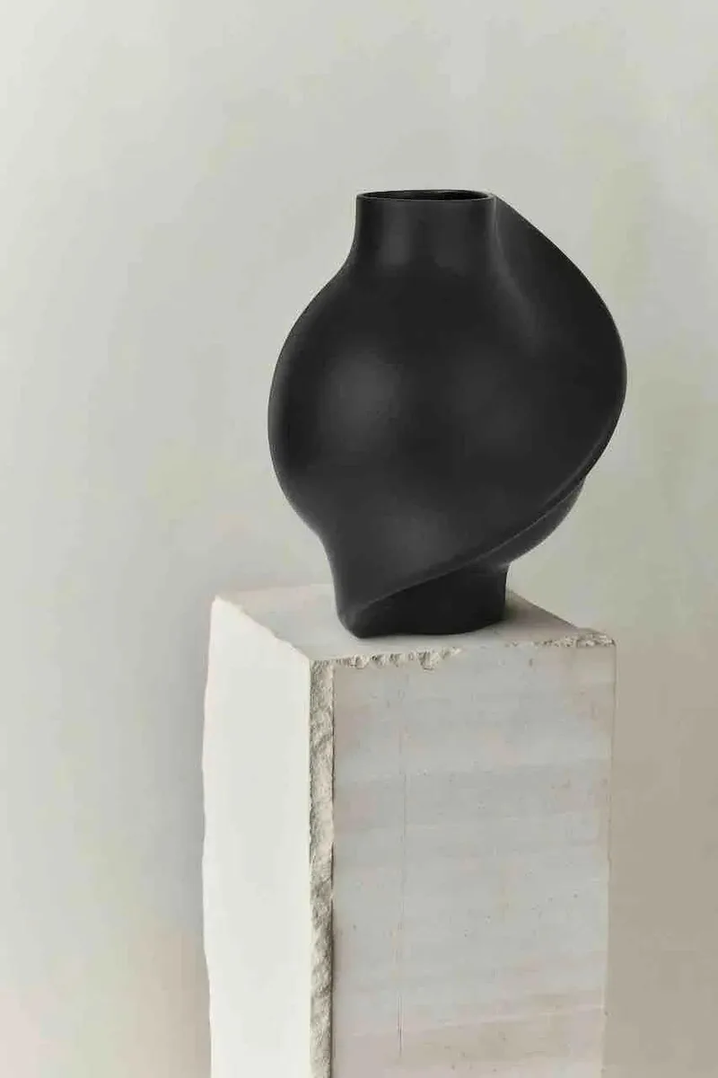 PIROUT VASE 02 INK BLACK van LOUISE ROE – sfeerfoto