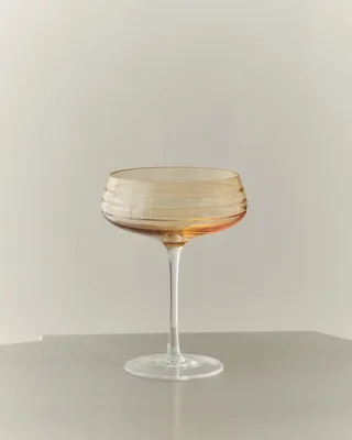 CHAMPAGNE COUPE TRIPLE CUT - SET OF 4 van LOUISE ROE in AMBER BUNDLE (4 COUPES) – sfeerfoto 2 van 2