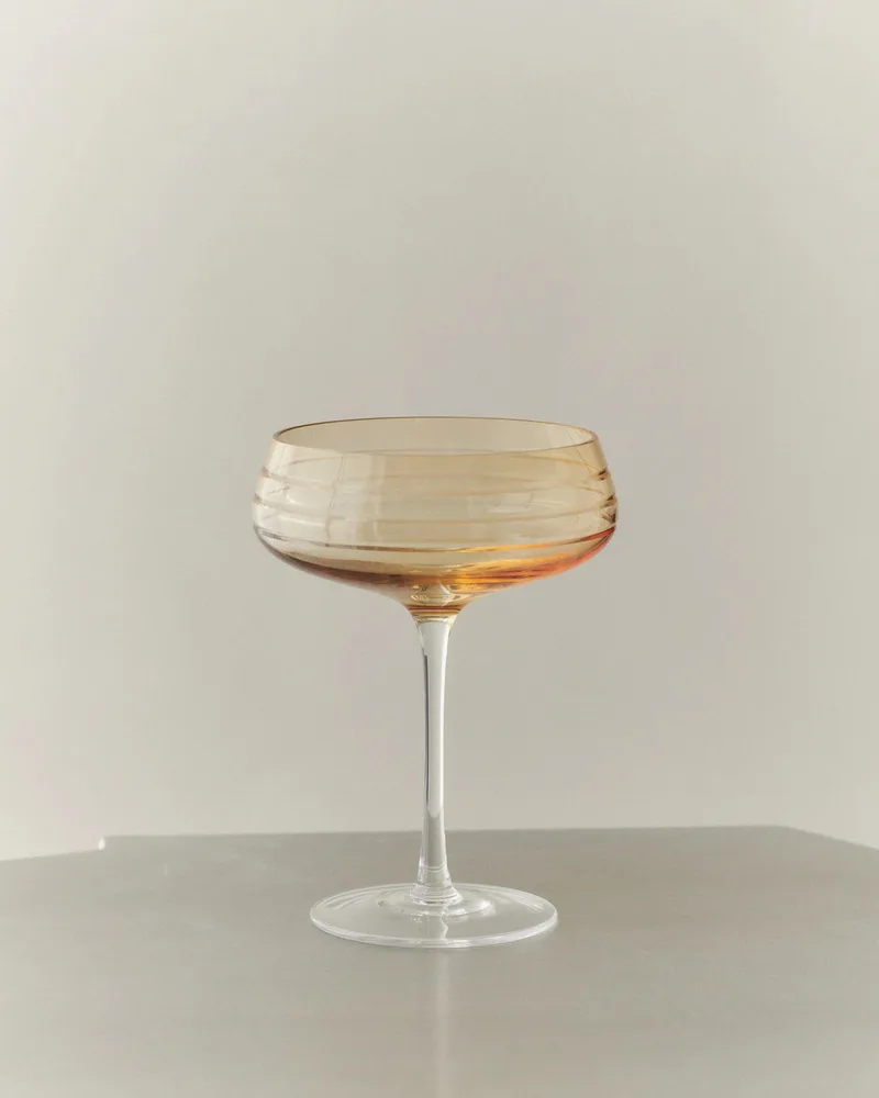 CHAMPAGNE COUPE TRIPLE CUT - SET OF 4 van LOUISE ROE in AMBER BUNDLE (4 COUPES) – sfeerfoto 2 van 2