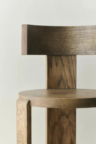 SPINA CHAIR van LOUISE ROE in Smoked Oak – sfeerfoto 3 van 3