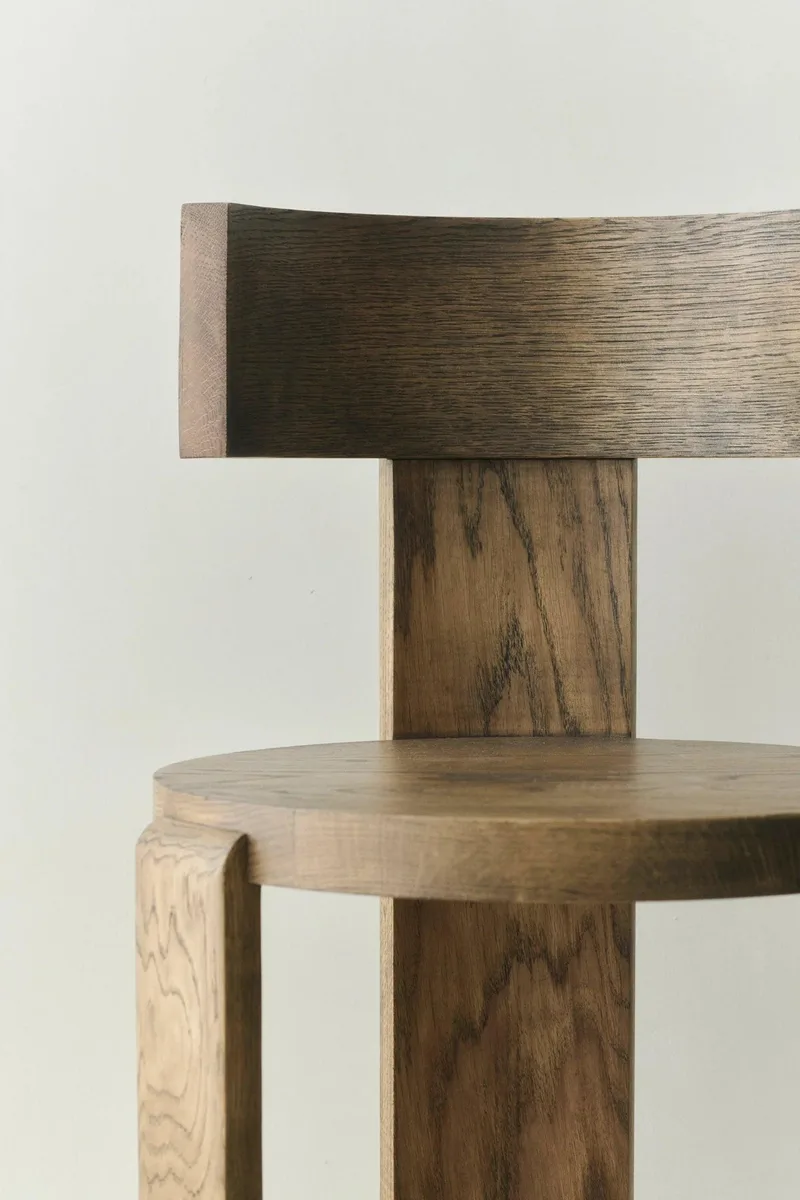 SPINA CHAIR van LOUISE ROE in Smoked Oak – sfeerfoto 3 van 3