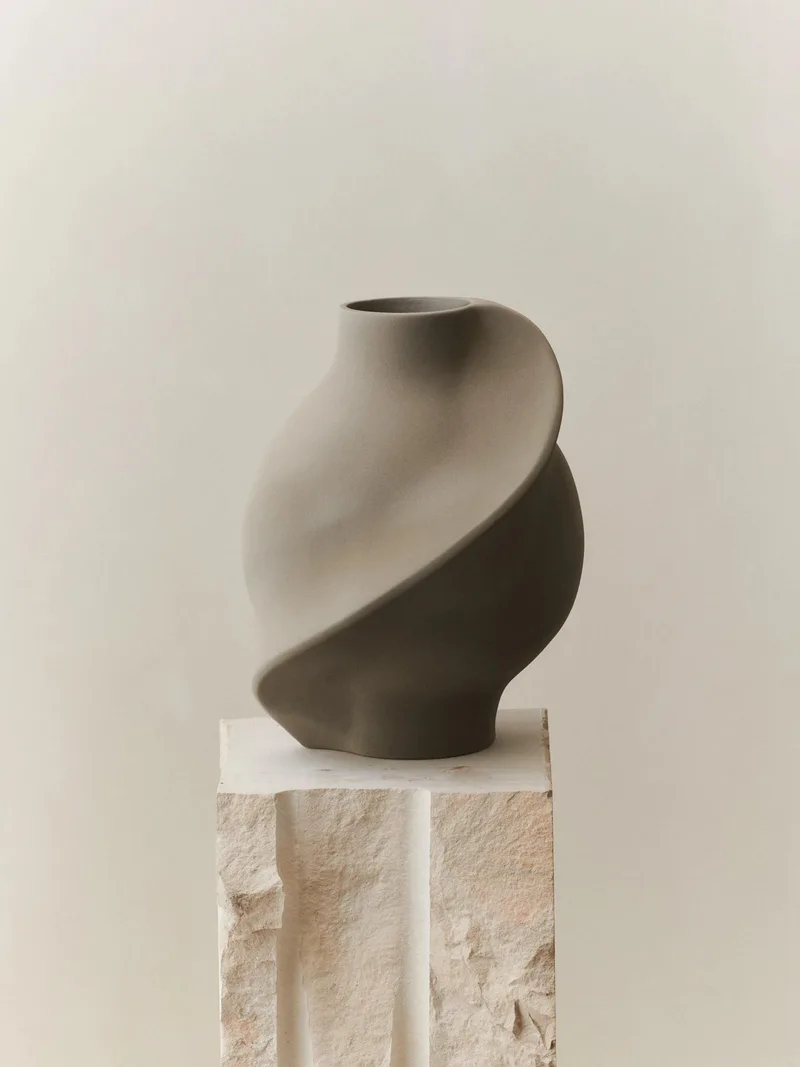 PIROUT VASE 02 SANDED GREY van LOUISE ROE in Sanded Grey – sfeerfoto