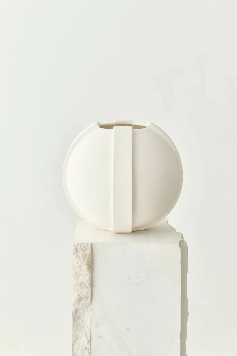 VINCI VASE 01 von LOUISE ROE in Raw White – Produktfoto