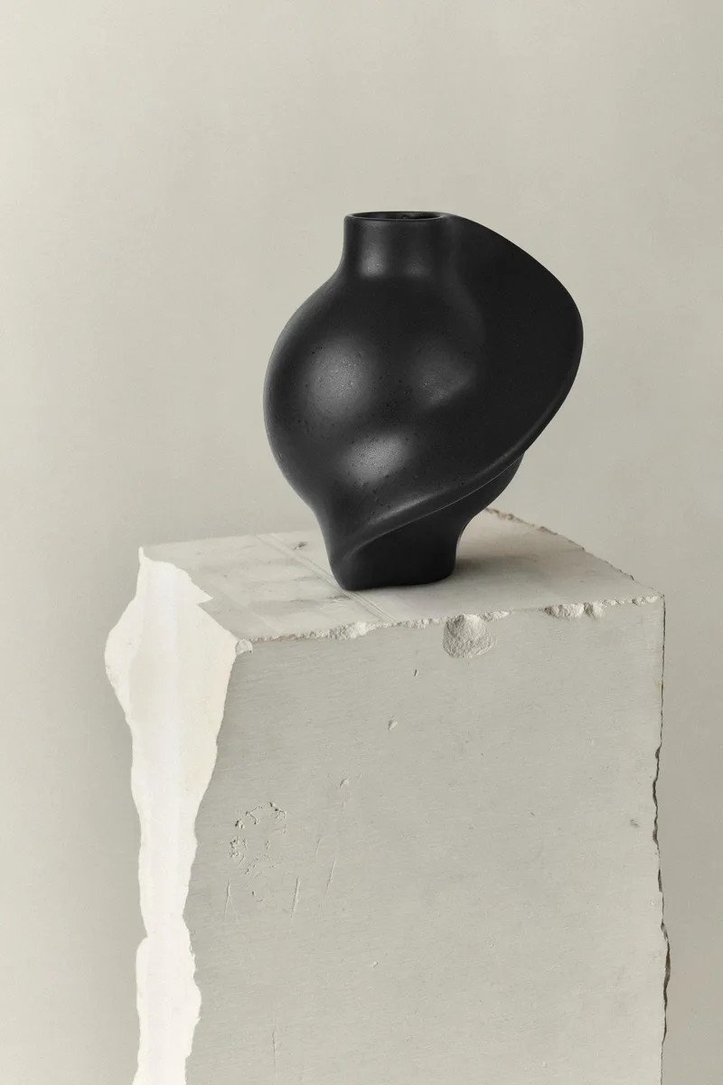 PIROUT VASE 01 INK BLACK van LOUISE ROE – sfeerfoto