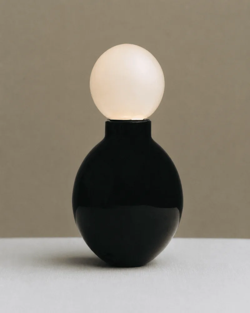PERSON LAMP PORTABLE de LOUISE ROE en White Glass – photo d’ambiance
