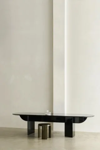 PILLABOUT TABLE 03 von LOUISE ROE in Black Lacquer – Ambientefoto 7 von 7