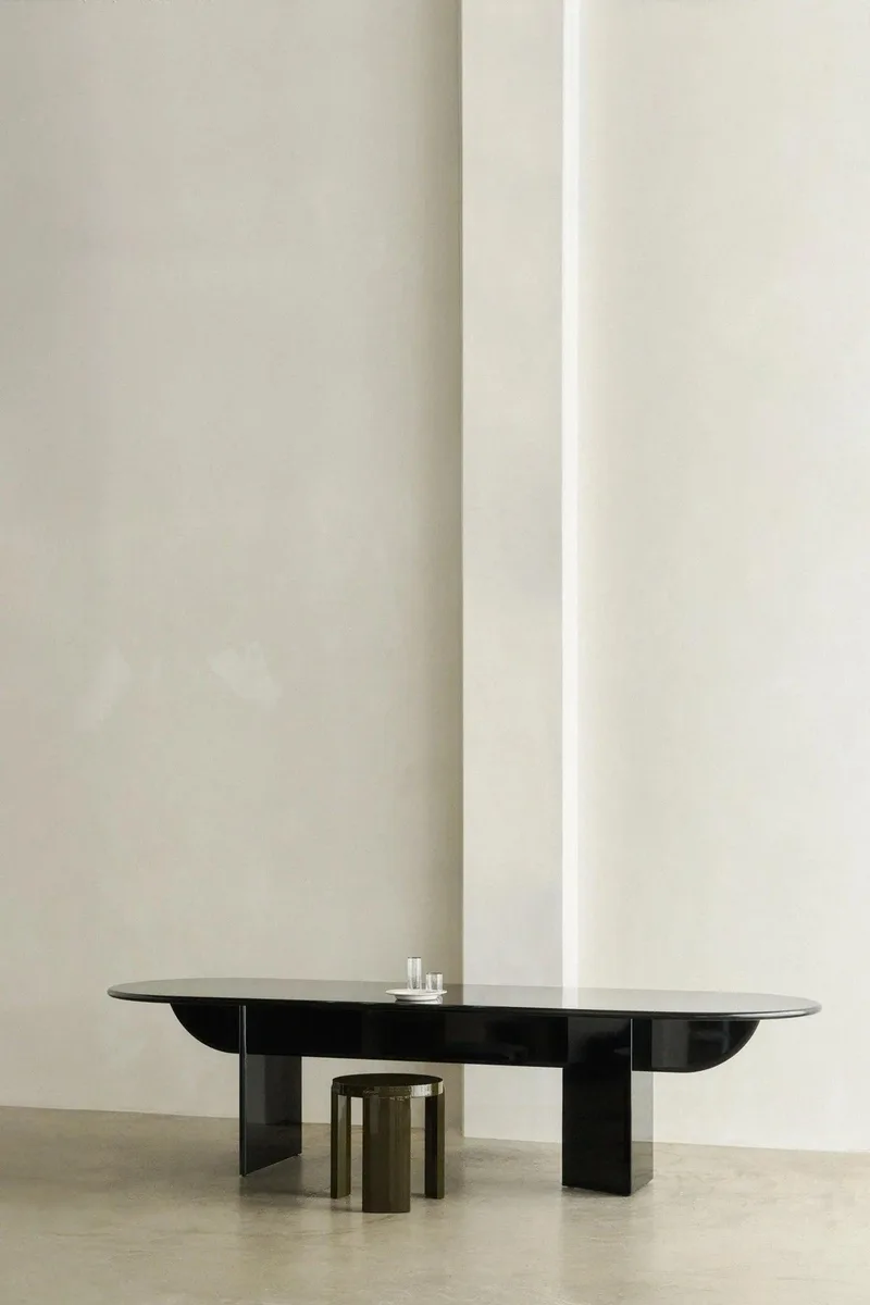 PILLABOUT TABLE 03 von LOUISE ROE in Black Lacquer – Ambientefoto 7 von 7