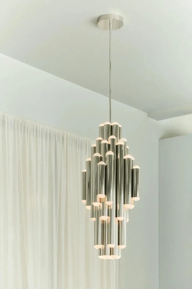 PIPE CHANDELIER van LOUISE ROE in Polished Nickel – sfeerfoto