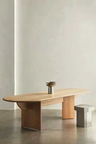 PILLABOUT TABLE 03 von LOUISE ROE in Natural Oak – Ambientefoto 5 von 7