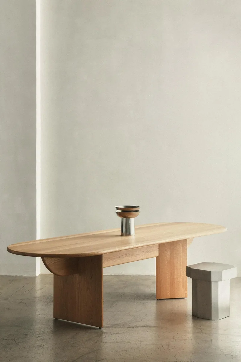 PILLABOUT TABLE 03 von LOUISE ROE in Natural Oak – Ambientefoto 5 von 7