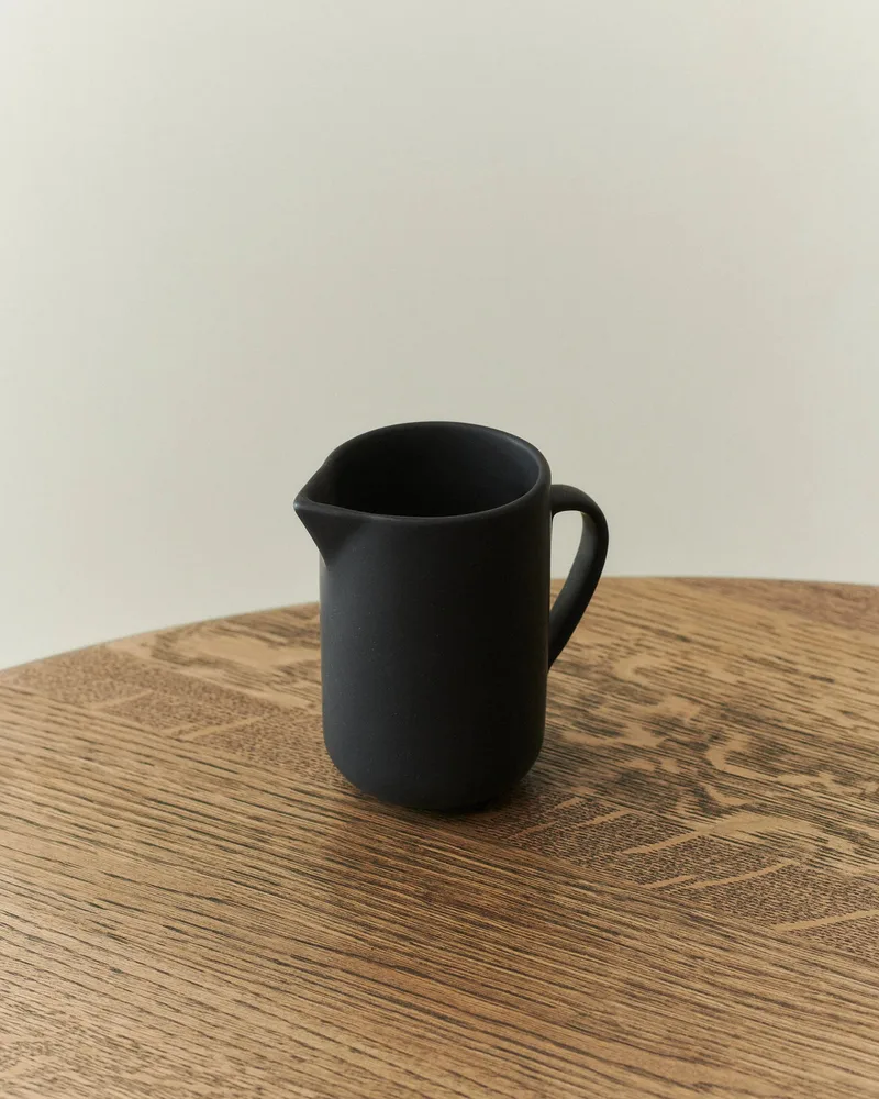 PISU 13 PITCHER van LOUISE ROE in Ink Black – sfeerfoto