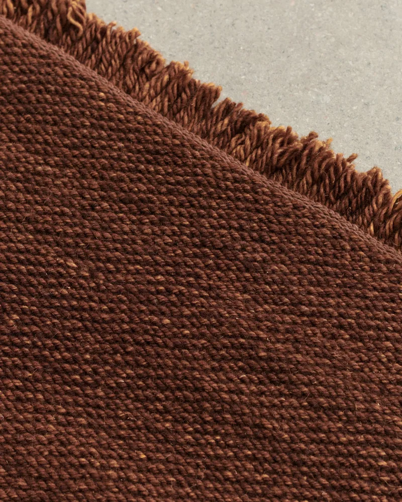FOUND RUG 02 van LOUISE ROE in Rusty Iron – sfeerfoto