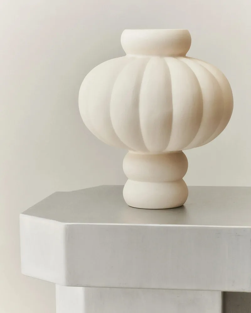 BALLOON VASE 08 CERAMIC RAW WHITE von LOUISE ROE – Ambientefoto