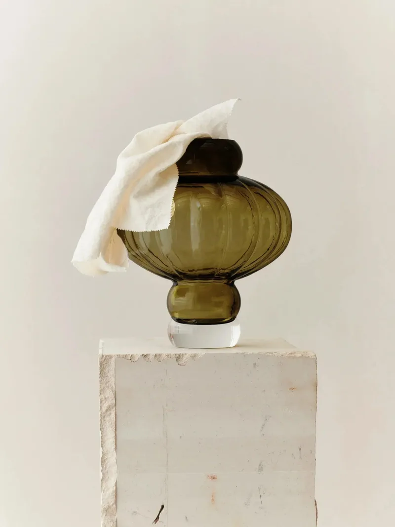 BALLOON VASE 03 GLASS von LOUISE ROE in Olive – Produktfoto