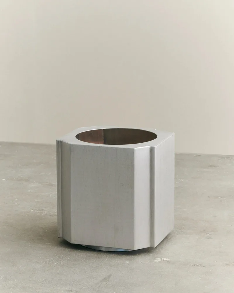 FUNKI POT MEDIUM von LOUISE ROE in Brushed Aluminium – Ambientefoto